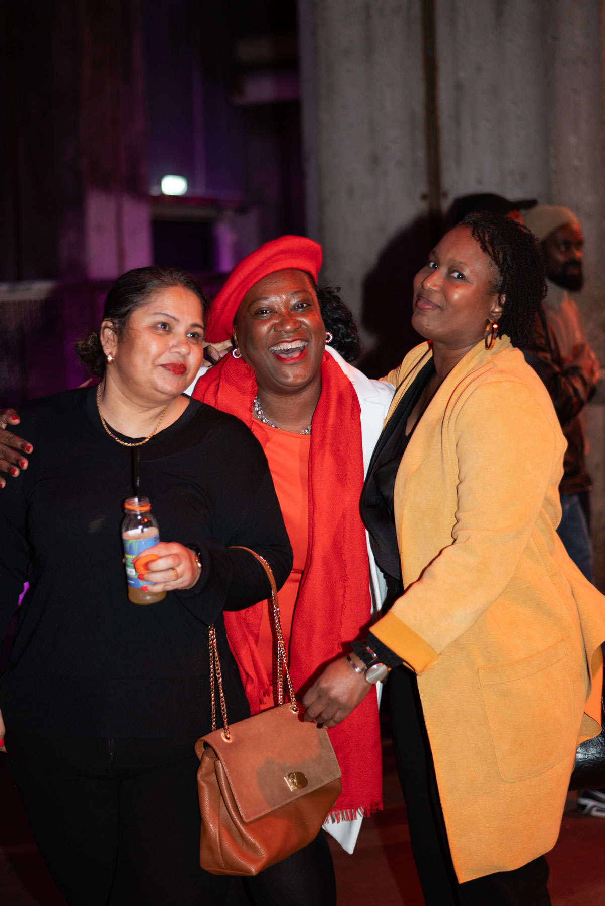 Drie vriendinnen lachen samen op Brasadag